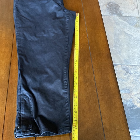 URBAN LIFE True Black Capris Size 7/8 - Picture 9 of 10